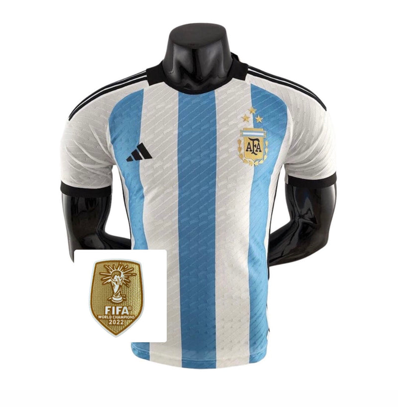 MAGLIA ARGENTINA I - 3 STELLE - 22/23 - BIANCA E AZZURRA - VERSIONE GIOCATORE - CON TOPPA DEL CAMPIONE DELLA COPPA DEL MONDO