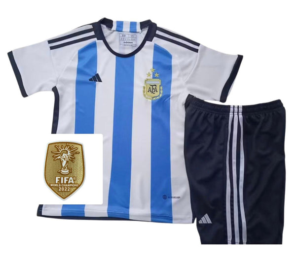 T-shirt e Pantaloncini per Bambino Argentina - 3 STELLE - 22/23 - CON TOPPA DEL CAMPIONE DELLA COPPA DEL MONDO