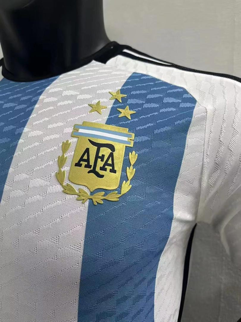 MAGLIA ARGENTINA I - 3 STELLE - 22/23 - BIANCA E AZZURRA - VERSIONE GIOCATORE - CON TOPPA DEL CAMPIONE DELLA COPPA DEL MONDO